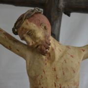 Il Crocifisso con le gocce di sangue dipinte rinvenute e messe in evidenza nel corso del restauro