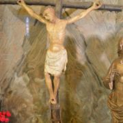 Il Crocifisso prima dell'intervento di restauro nella sua collocazione presso la chiesa novecentesca di Fossò